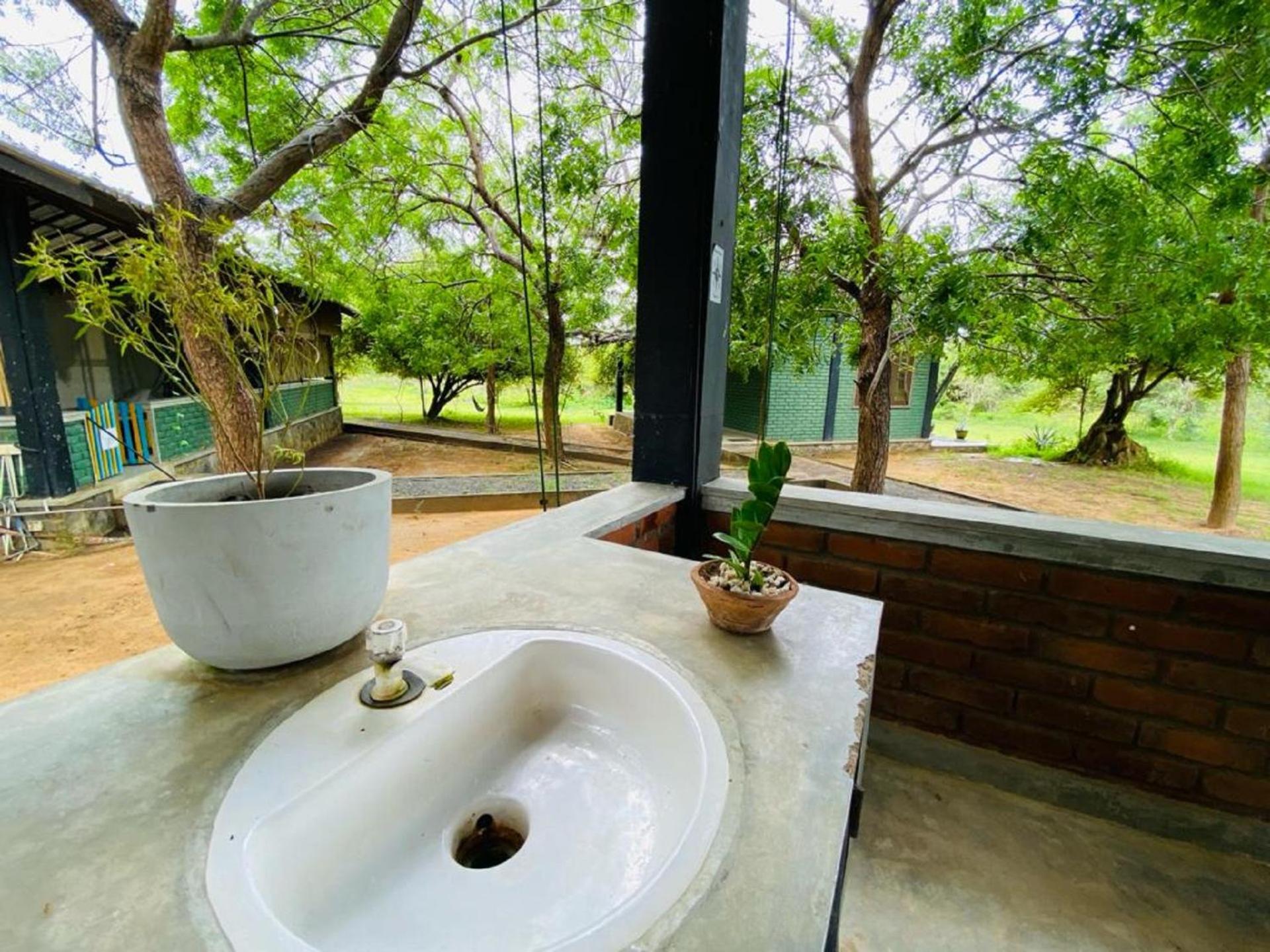 Yala Ying Yang Hostel & Camping ภายนอก รูปภาพ